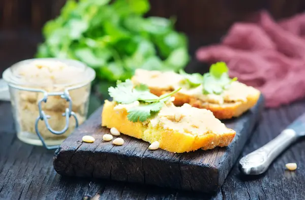 Brood met tapenade aan boord — Stockfoto