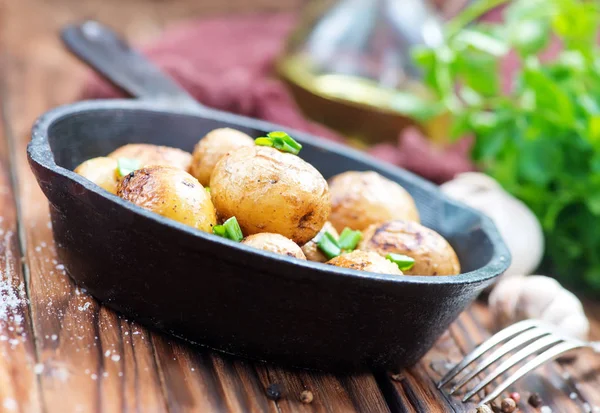 Fried potatoes with salt — Stock Photo, Image