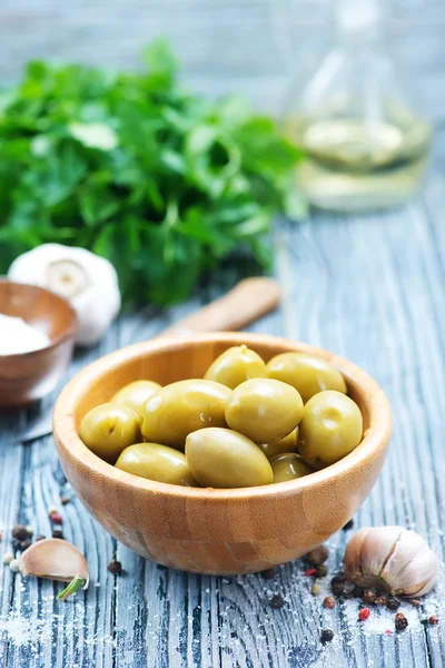 Gröna oliver med kryddor — Stockfoto