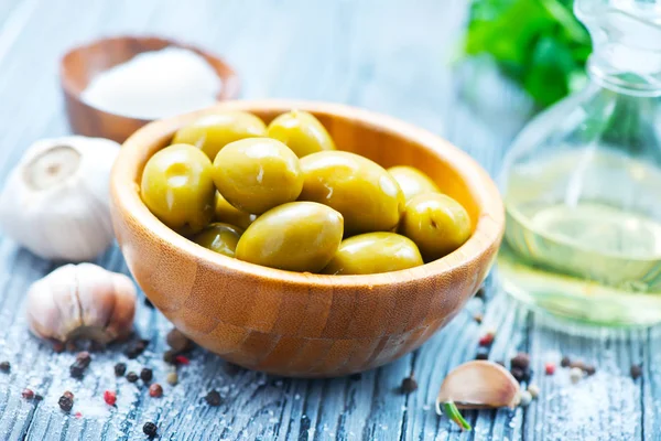 Зелені оливки зі спеціями — стокове фото