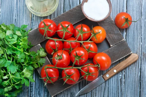 Tomates fraîches aux vignes — Photo