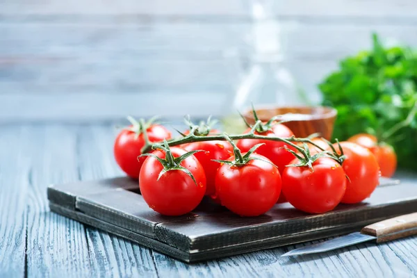 Verse tomaten met wijnstokken — Stockfoto