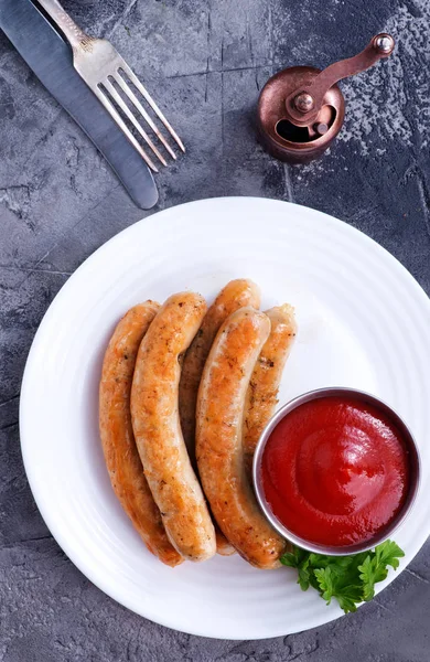 Heerlijke worsten met saus — Stockfoto