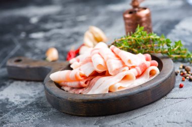 gemide çiğ domuz pastırması