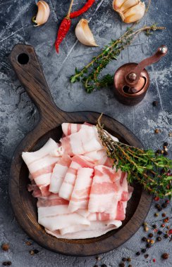 gemide çiğ domuz pastırması