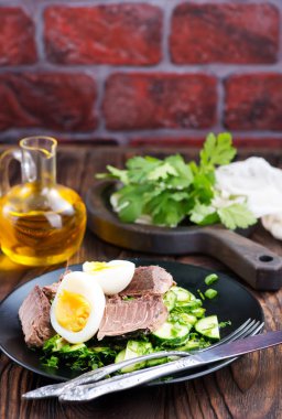 siyah plaka üzerinde yumurta salatası