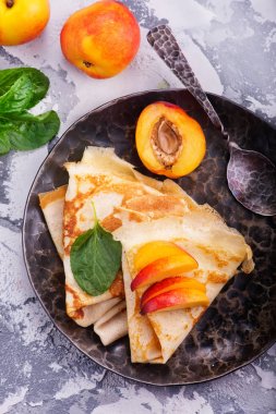 Şeftalilerin tatlı krep