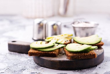 Avokado dilimleri ile ekmek
