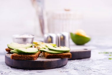 Avokado dilimleri ile ekmek