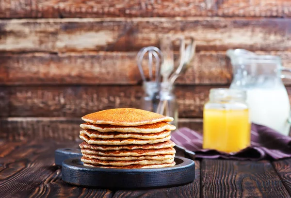 Staplade söta pannkakor — Stockfoto