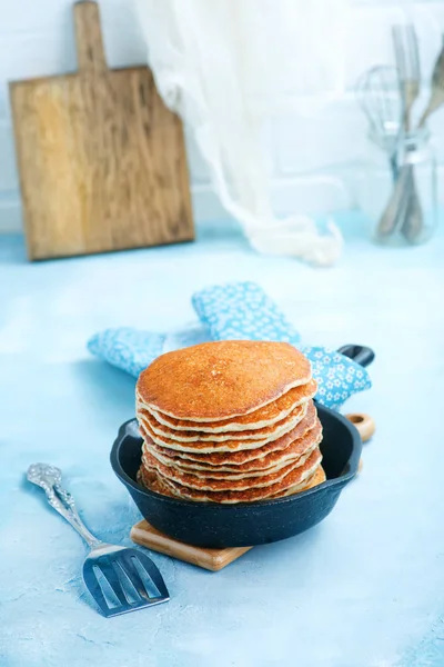 Staplade söta pannkakor — Stockfoto