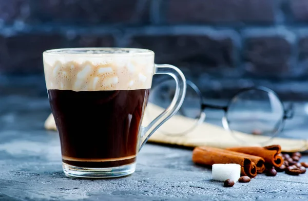 Koffie met marshmallow in Beker — Stockfoto