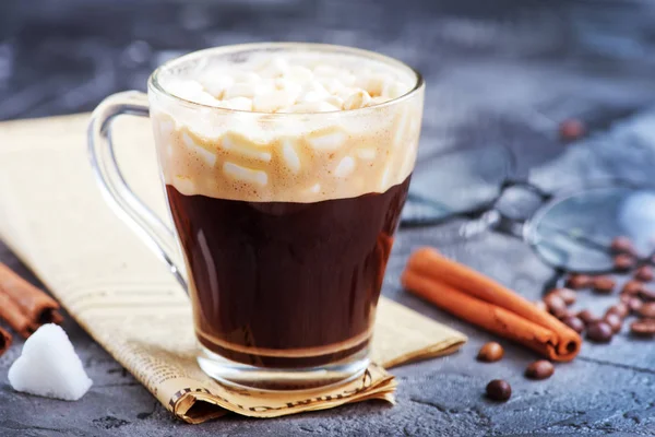 Koffie met marshmallow in Beker — Stockfoto