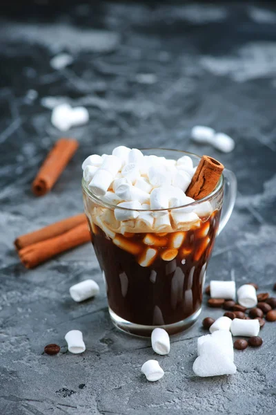 Caffè con marshmallow in tazza — Foto Stock