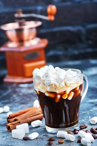 Coffee with marshmallow in cup — Stock Photo, Image