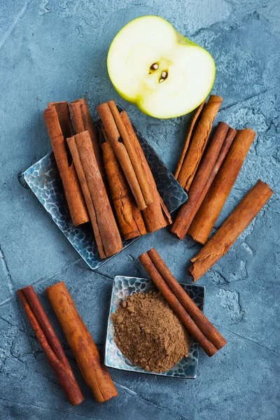 Palitos de canela con la mitad de la manzana — Foto de Stock