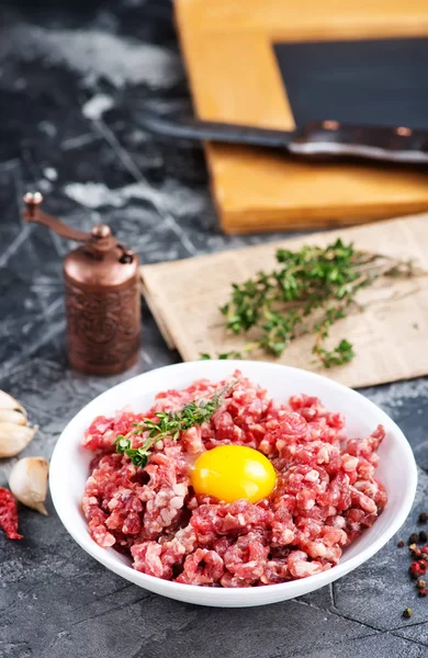 Hackfleisch mit Eigelb — Stockfoto