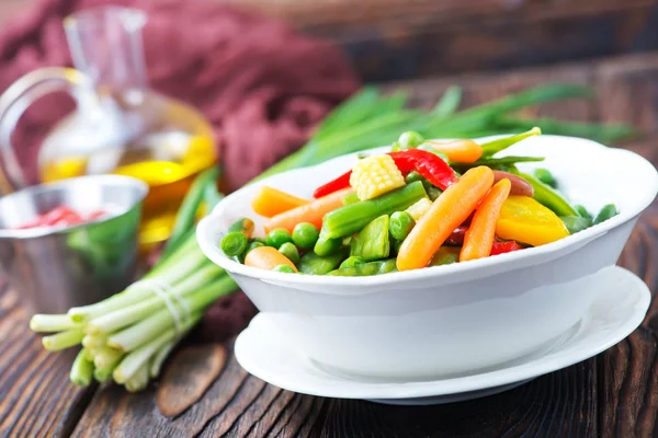 Blandade grönsaker i skål — Stockfoto