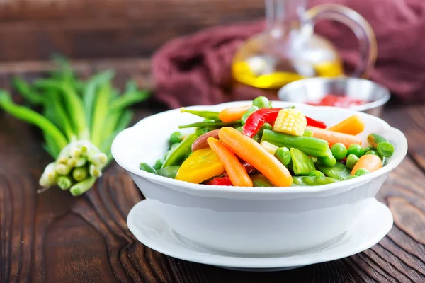 Verduras mixtas en tazón —  Fotos de Stock