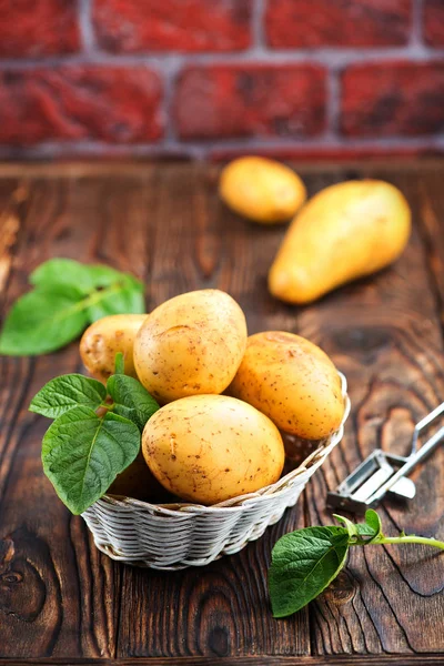 Syrové brambory v košíku — Stock fotografie