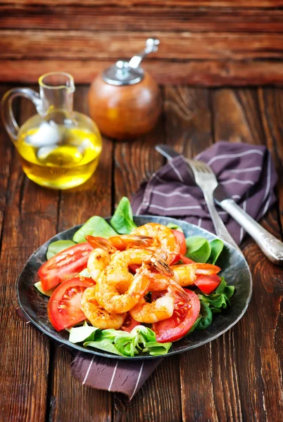 Salada com camarões na placa — Fotografia de Stock