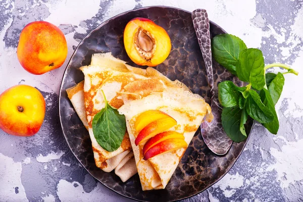 Crêpes sucrées aux pêches — Photo