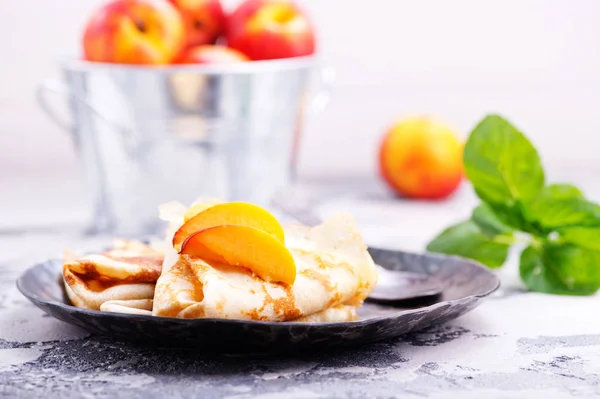 Sweet pancakes with peaches — Stock Photo, Image