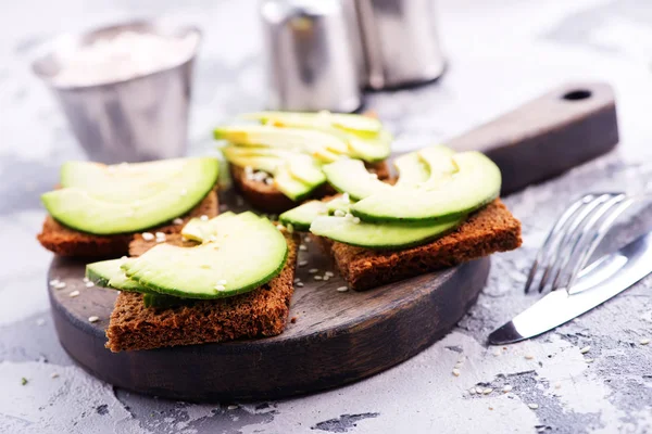 Bread with avocado slices — Stock Photo, Image