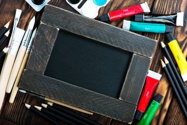 renkli boyalar ve siyah çerçeve