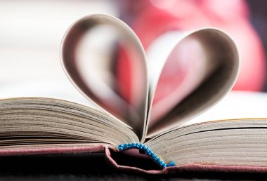 kalp şeklinde katlanmış kitap sayfaları