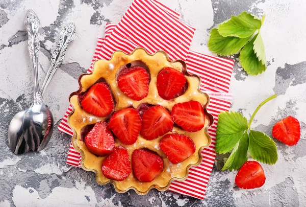 Nybakade jordgubbs tårta — Stockfoto