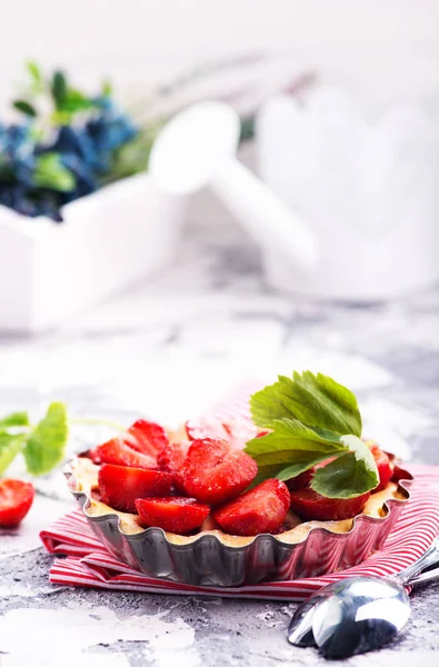 Freshly baked strawberry tart — Stock Photo, Image