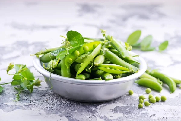 Groene erwten in schaal — Stockfoto