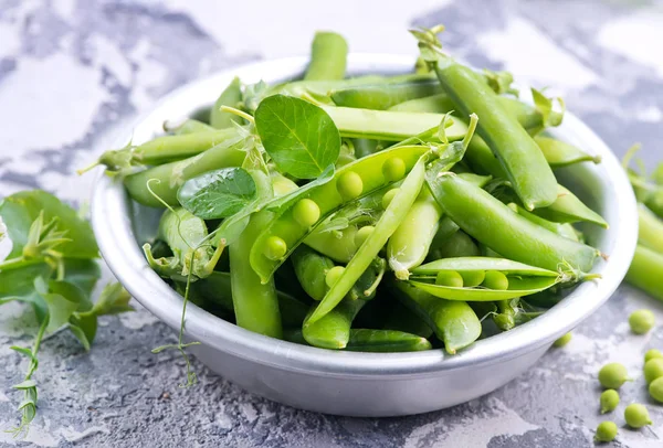 Green peas in bowl — Stock Photo, Image