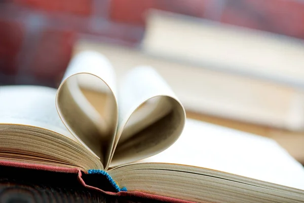 Pagine di libri piegate a forma di cuore — Foto Stock