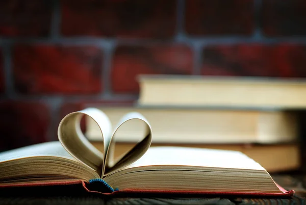 Páginas de livro dobradas em forma de coração — Fotografia de Stock