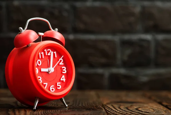 Relógio de alarme vermelho vintage — Fotografia de Stock