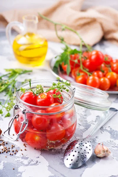 Pomidory w puszkach z przypraw i soli w słoiku — Zdjęcie stockowe