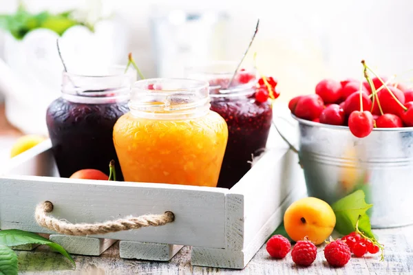 딸기와 과일 잼 — 스톡 사진