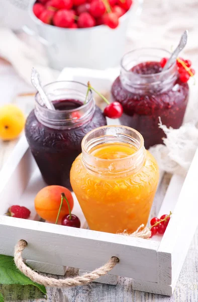 Marmeladen aus Beeren und Früchten — Stockfoto