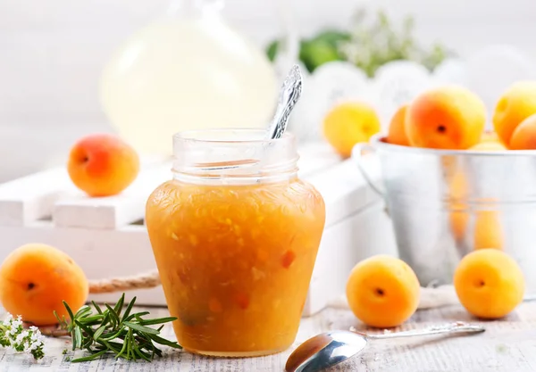 Mermelada de albaricoque en frasco de vidrio — Foto de Stock