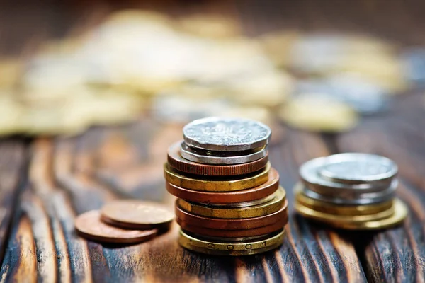 Monedas apiladas en la mesa — Foto de Stock