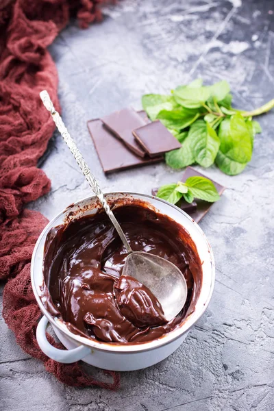 Crema de chocolate en un tazón — Foto de Stock