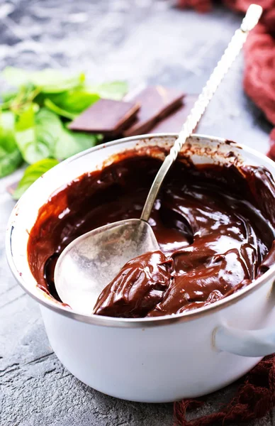 Chocolade crème in kom — Stockfoto