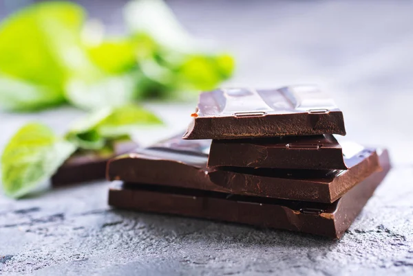 Chocolate pieces and mint leaves — Stock Photo, Image