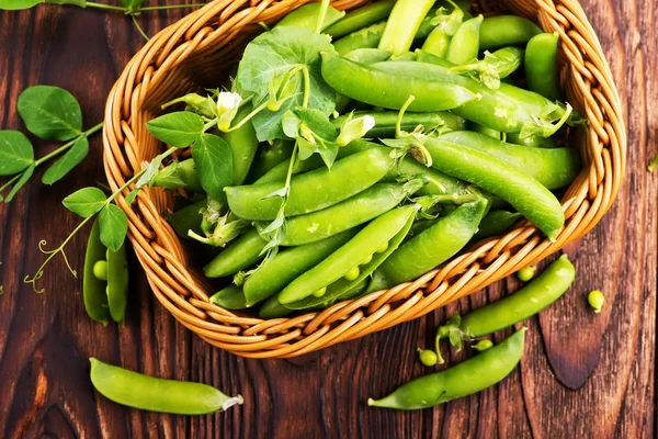 Guisantes verdes en cesta — Foto de Stock