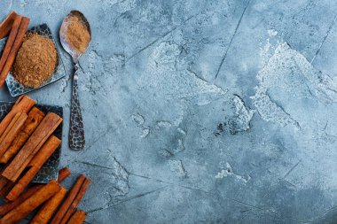 Kuru tarçın ve toz