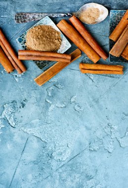 Kuru tarçın ve toz