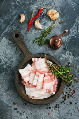 gemide çiğ domuz pastırması