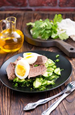 siyah plaka üzerinde yumurta salatası